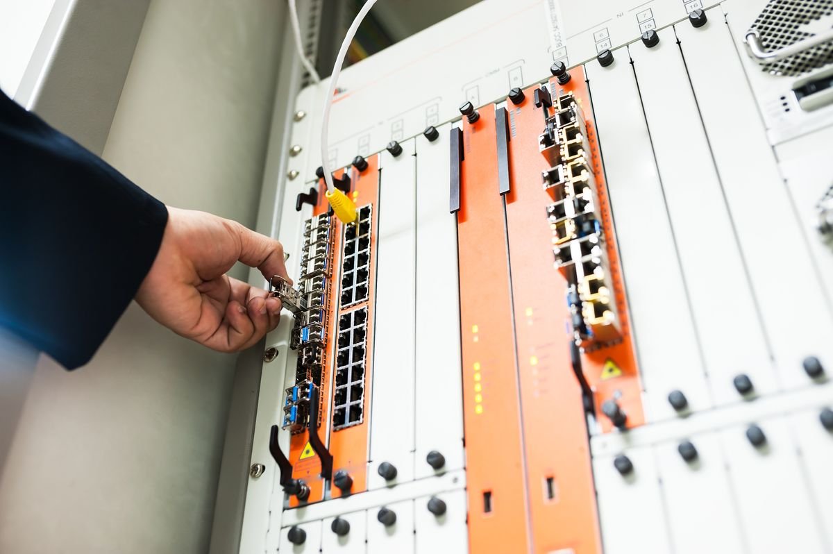 Técnico conectando cableado estructurado