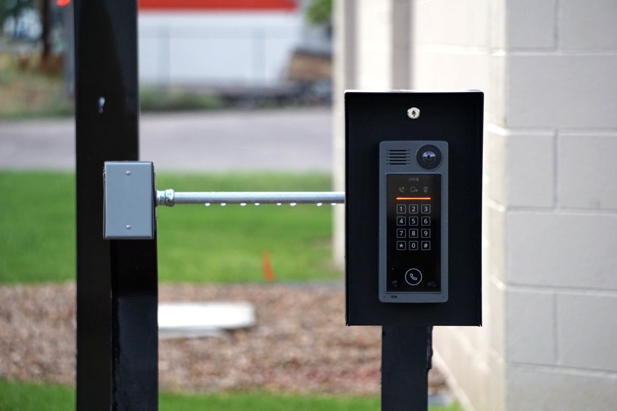 Control de acceso con barrera vehicular