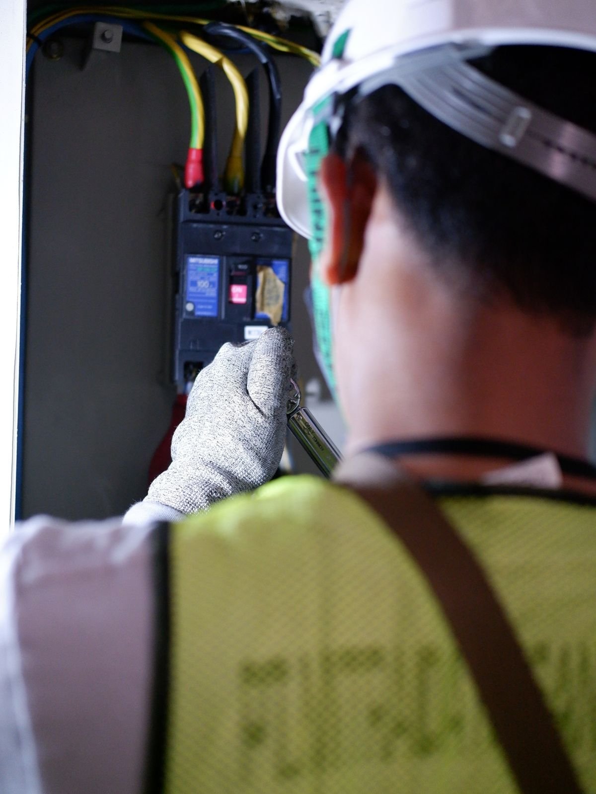 Técnico instalando tablero eléctrico