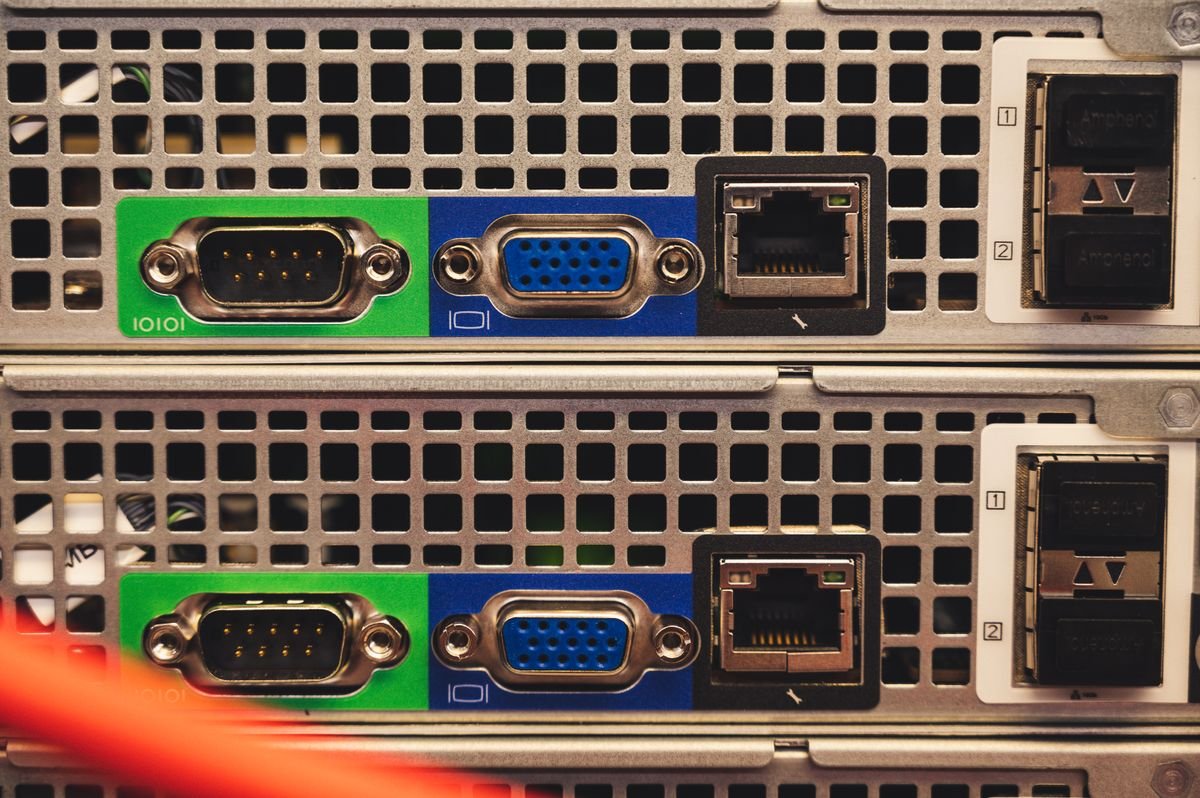 Servidor y equipos de almacenamiento en rack