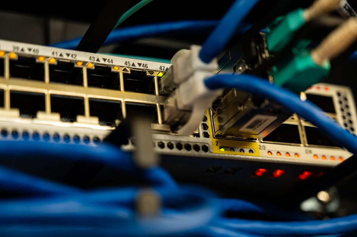 Switch de red con cableado azul organizado